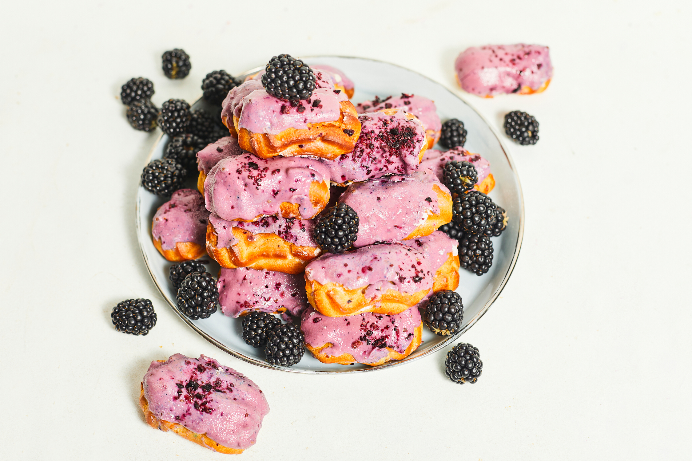 Väikesed ekleerid murakakreemitäidisega