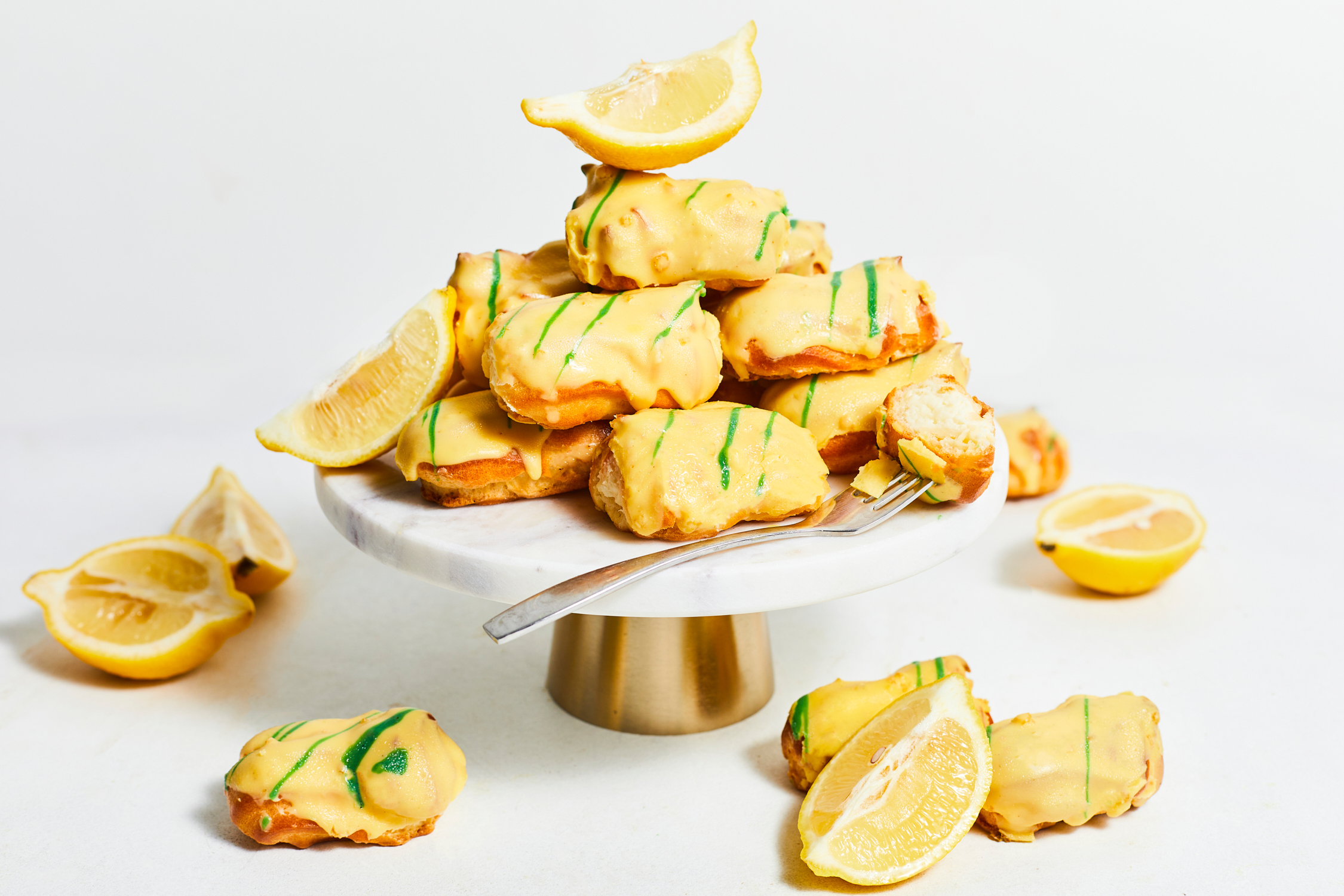Väikesed ekleerid sidrunikreemiga