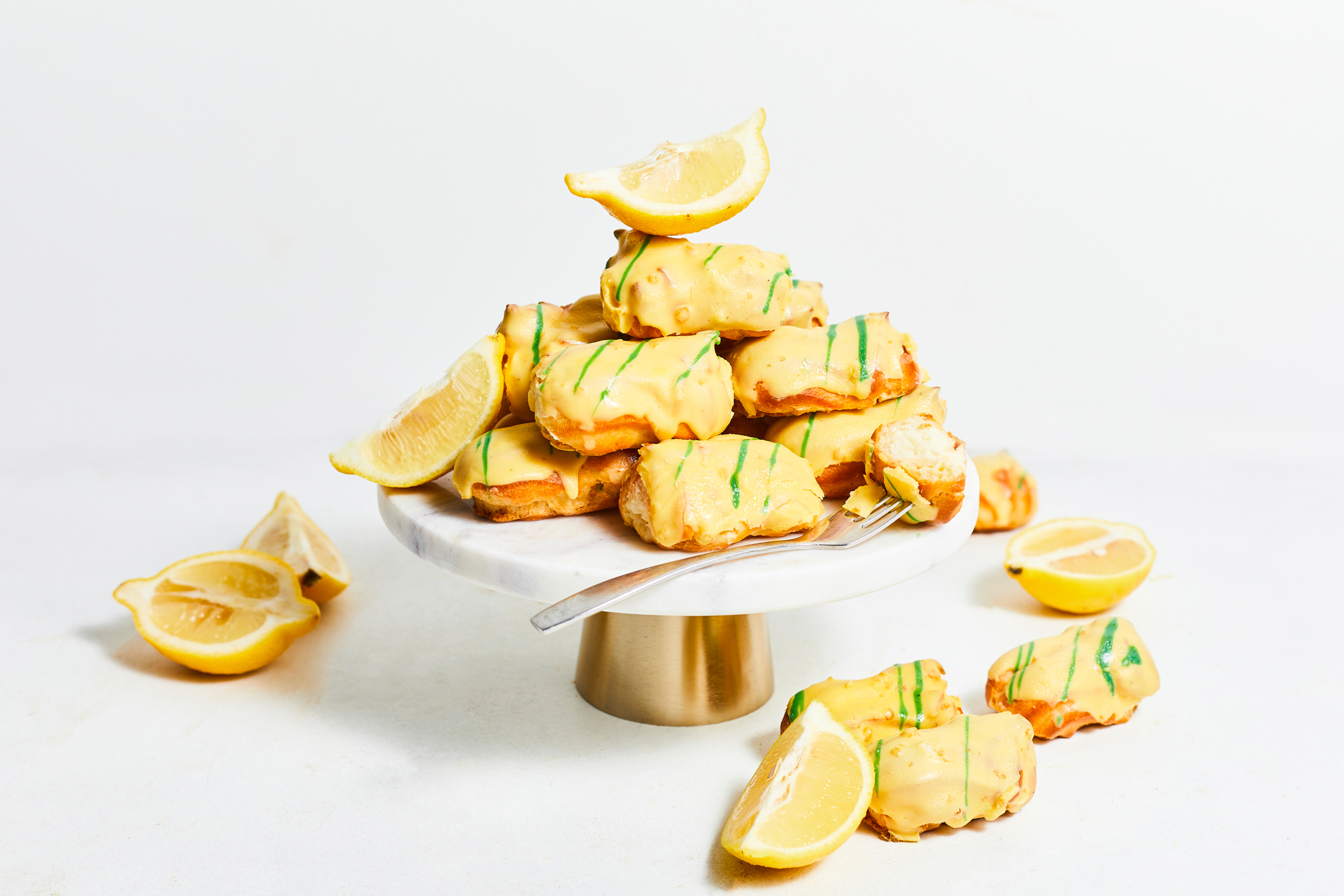 Väikesed ekleerid sidrunikreemiga