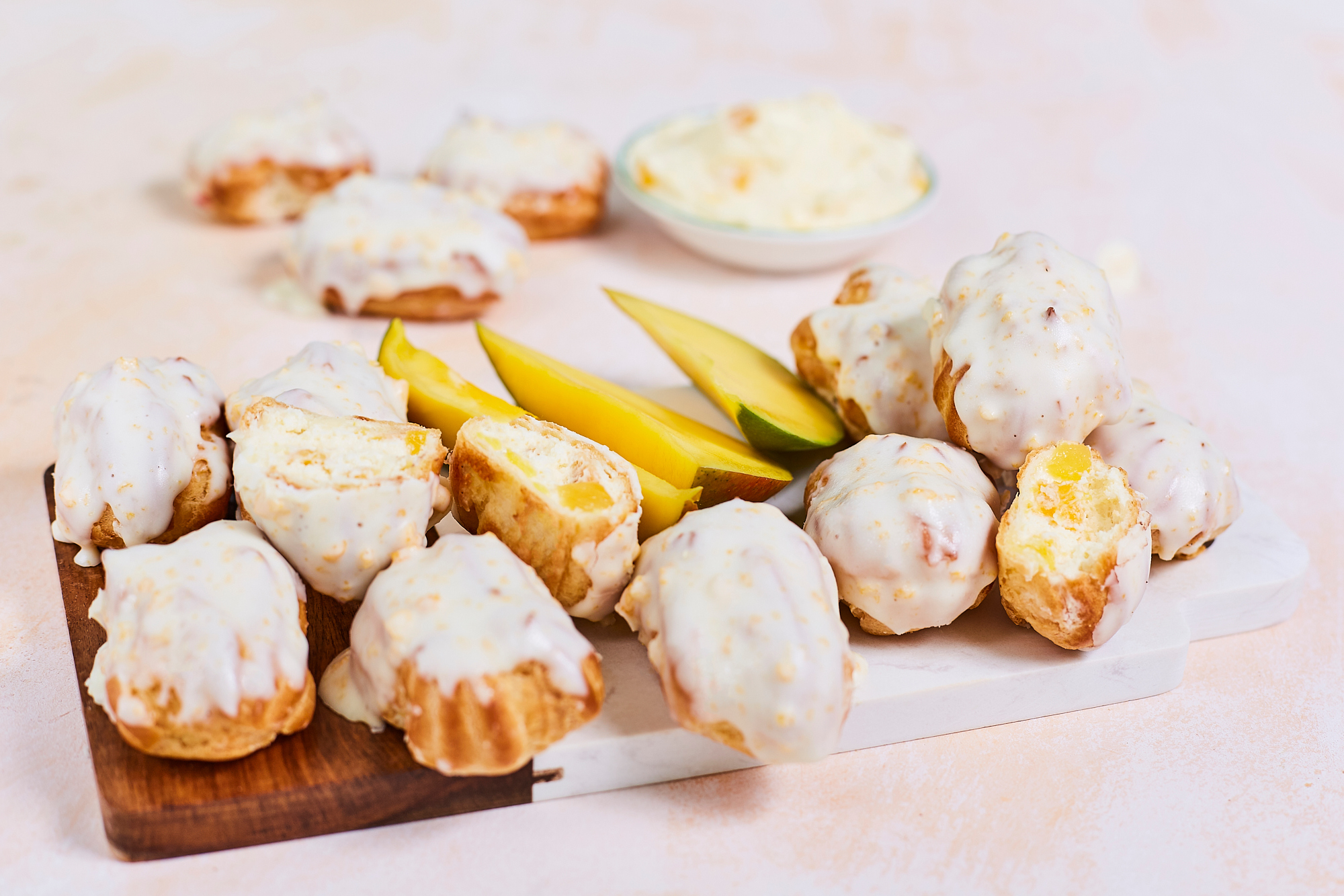 Väikesed ekleerid mangokreemiga