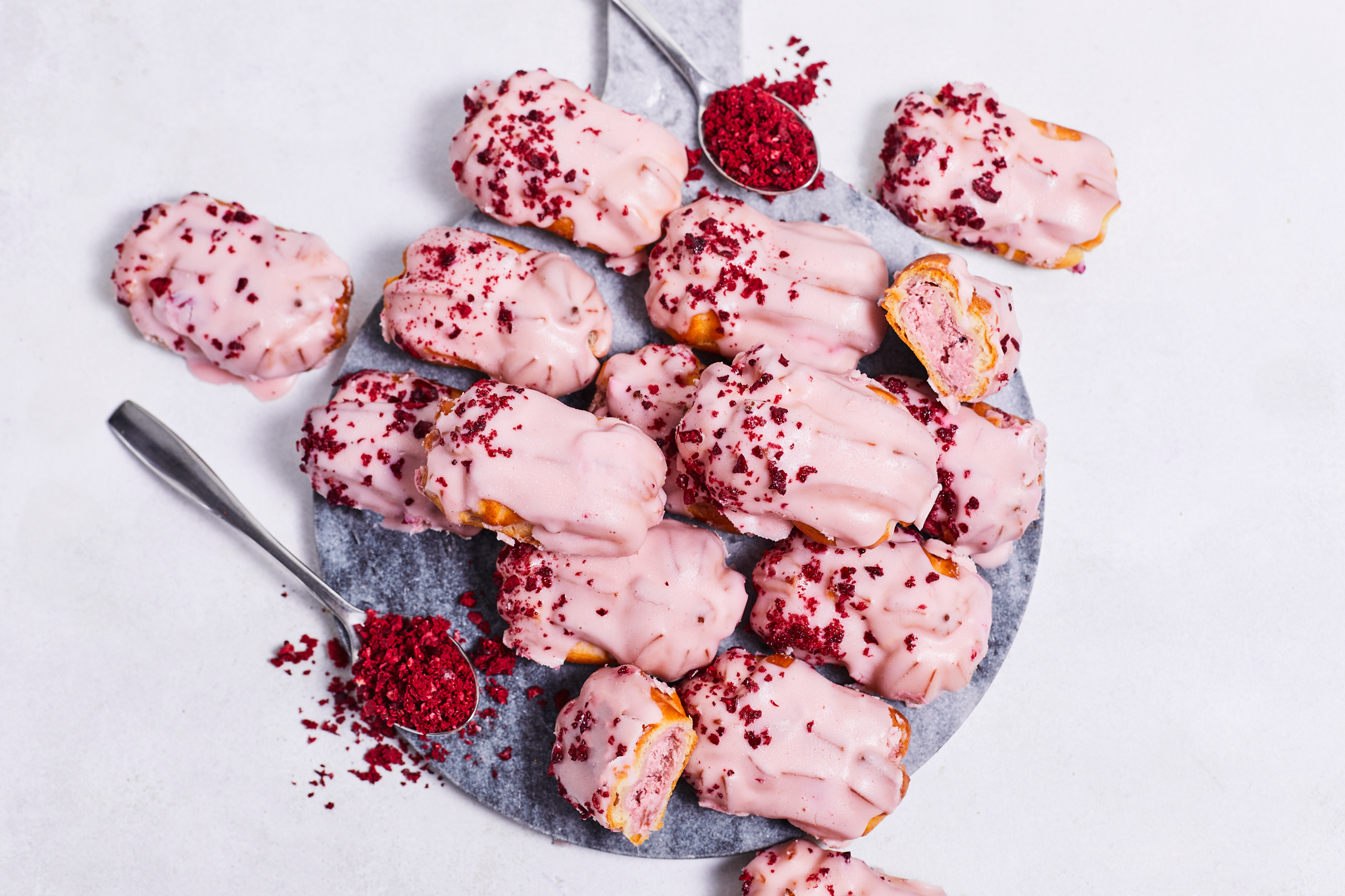 Väikesed ekleerid kirsitäidisega